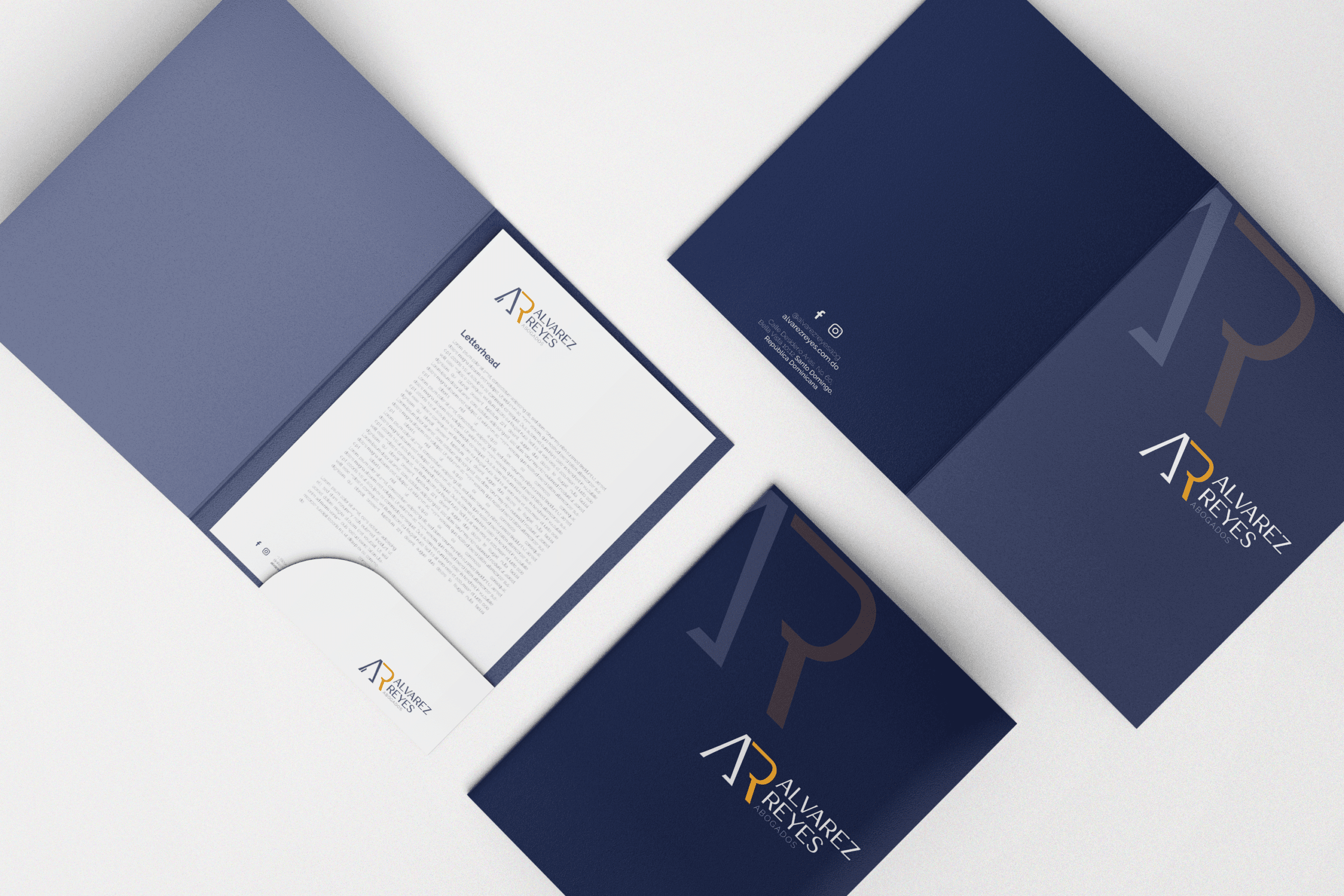 Aplicación de marca de Alvarez Reyes Abogados — mockup por TAKUM